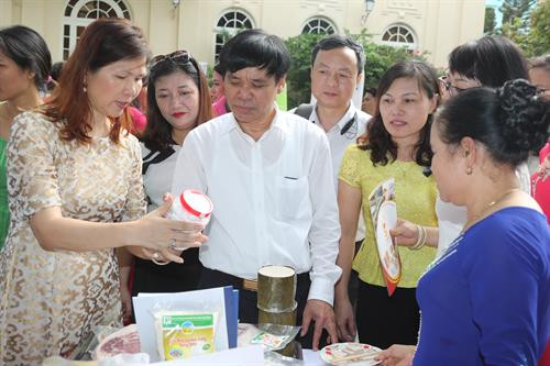 Ông Chu Phú Mỹ – Giám đốc Sở Nông nghiệp và Phát triển nông thôn Hà Nội tham quan các gian trưng bày sản phẩm tại Hội nghị. Ông Tạ Văn Tường – Phó Giám đốc Sở Nông nghiệp và Phát triển nông thôn Hà Nội (thứ 3, tính từ bên phải) và đại diện lãnh đạo của doanh nghiệp ở Hà Nội và 21 tỉnh, thành phố trên cả nước tham quan các gian trưng bày sản phẩm tại Hội nghị.