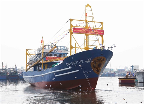 Tàu cá vỏ thép đầu tiên của ngư dân Đà Nẵng được hạ thủy thành công.