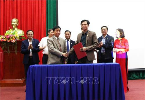Hiệp hội Doanh nghiệp hai tỉnh Hà Giang và Hà Tĩnh ký kết hợp tác phát triển du lịch. Ảnh: Minh Tâm -TTXVN Hiệp hội Doanh nghiệp hai tỉnh Hà Giang và Hà Tĩnh ký kết hợp tác phát triển du lịch. Ảnh: Minh Tâm -TTXVN