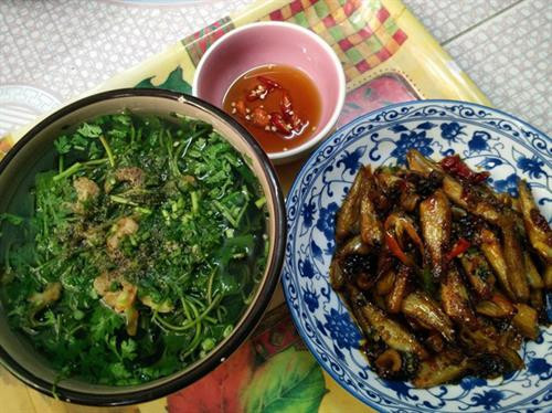 Nồi cá kho nóng hổi cùng đĩa rau tập tàng hái sau vườn hoặc tô canh rau thanh mát là hình ảnh không thể thiếu trong từng bữa cơm ấm cúng của mỗi gia đình người dân quê tôi. Nồi cá kho nóng hổi cùng đĩa rau tập tàng hái sau vườn hoặc tô canh rau thanh mát là hình ảnh không thể thiếu trong từng bữa cơm ấm cúng của mỗi gia đình người dân quê tôi.