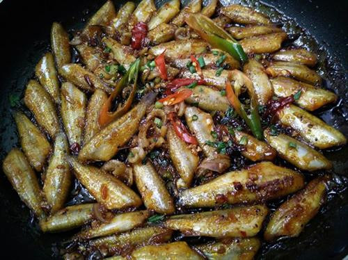 Món cá lòng tong kho tiêu tuy dân dã, đơn giản mà thơm ngon phưng phức, đậm đà hương vị đặc trưng. Món cá lòng tong kho tiêu tuy dân dã, đơn giản mà thơm ngon phưng phức, đậm đà hương vị đặc trưng.