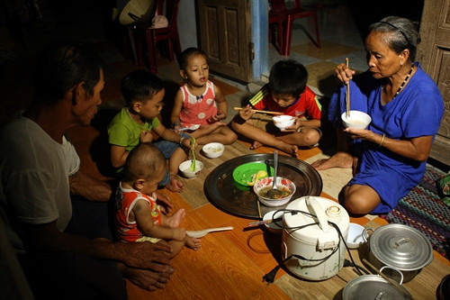 Bà Võ Thị Liểu, thôn Mỹ Thủy, xã An Hải, huyện Hải Lăng (tỉnh Quảng Trị) phải trông nuôi 5 đứa cháu nội ngoại do bố mẹ chúng đi làm xa. Bà Võ Thị Liểu, thôn Mỹ Thủy, xã An Hải, huyện Hải Lăng (tỉnh Quảng Trị) phải trông nuôi 5 đứa cháu nội ngoại do bố mẹ chúng đi làm xa.