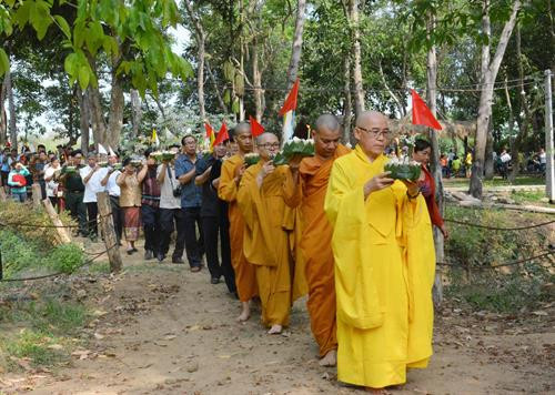 Nghi Lễ thả hoa đăng, thả những điều không may mắn theo dòng nước. Ảnh: Tuấn Anh – TTXVN Nghi Lễ thả hoa đăng, thả những điều không may mắn theo dòng nước. Ảnh: Tuấn Anh – TTXVN Nghi Lễ thả hoa đăng, thả những điều không may mắn theo dòng nước. Ảnh: Tuấn Anh – TTXVN Cộng đồng nười Lào nghe các nhà sư tụng kinh. Ảnh: Tuấn Anh – TTXVN Tết Bunpimay hay còn gọi Hội té nước là dịp mừng năm mới, Tết cổ truyền của các bộ tộc Lào. Ảnh: Tuấn Anh – TTXVN Nghi Lễ thả hoa đăng, thả những điều không may mắn theo dòng nước. Ảnh: Tuấn Anh – TTXVN Nghi Lễ thả hoa đăng, thả những điều không may mắn theo dòng nước. Ảnh: Tuấn Anh – TTXVN Nghi Lễ thả hoa đăng, thả những điều không may mắn theo dòng nước. Ảnh: Tuấn Anh – TTXVN Cộng đồng nười Lào nghe các nhà sư tụng kinh. Ảnh: Tuấn Anh – TTXVN Tết Bunpimay hay còn gọi Hội té nước là dịp mừng năm mới, Tết cổ truyền của các bộ tộc Lào. Ảnh: Tuấn Anh – TTXVN