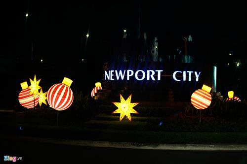 Philippines là quốc gia có dân số theo đạo Thiên Chúa lớn nhất châu Á. Đây cũng là một trong những đất nước đón Noel dài nhất thế giới. Người dân bắt đầu trang hoàng nhà cửa từ đầu tháng 9. Không khí Giáng sinh len lỏi vào mọi ngóc ngách của cuộc sống nơi đây. Từ đường phố, nhà hàng cho đến các trung tâm thương mại đều ngập tràn trong ánh nến, đèn màu. Những cây thông khổng lồ, nhà tuyết, ông già Noel, xe kéo tuần lộc đều đã sẵn sàng cho ngày lễ cuối năm. Tannya, hướng dẫn viên du lịch địa phương nói: "Người dân Philippines rất coi trọng lễ Giáng sinh. Nhiều nghi lễ có từ thế kỷ 16 vẫn được họ duy trì đến giờ". Lễ tân một khách sạn ở thủ đô Manila cũng thay đồng phục Noel để đón khách. Từ đầu tháng 9, những bài hát về Giáng sinh đã bắt đầu vang lên khắp nơi trên đất nước. Không khí Giáng sinh ở Philippines có nhiều nét tương đồng với các quốc gia phương Tây. Khắp nơi trên đất nước này là những nhà thờ cổ được xây dựng từ giai đoạn thuộc địa Tây Ban Nha. Điều khiến Giáng sinh ở Philippines trở nên khác biệt là hầu hết dân số ở đây đều theo đạo Thiên Chúa. Từ nhà ra phố, trên những chiếc xe Jeepney rong ruổi ngập tràn hình ảnh của ngày lễ. Các trung tâm thương mại dành một diện tích lớn trưng bày các vật dụng trang trí cho Giáng sinh. Những cây thông Noel với kích cỡ, kiểu dáng, màu sắc khác nhau được bày bán từ vài trăm nghìn đến vài triệu đồng. Người dân ở Philippines không sắm sửa cho Noel cùng lúc, thi thoảng họ lại đi chợ, siêu thị để mua thêm vài món đồ trang trí. Đây là một trong những lý do vì sao ở đây có thể đón Giáng sinh trong thời gian dài như vậy. Dù có theo đạo Thiên Chúa hay không thì bạn cũng nên một lần đến Philippines để hoà mình vào không khí Noel sôi động nơi đây. Việc di chuyển từ Việt Nam đến Philippines cũng đơn giản hơn trước. Vé máy bay rẻ, chi phí dịch vụ thấp kèm nhiều nét tương đồng về văn hoá khiến Philippines trở thành một trong những điểm đến hấp dẫn nhất mùa Noel của cộng đồng du lịch Việt. Tại đây, bạn cũng có thể dễ dàng tìm mua những món quà Giáng sinh hấp dẫn cho gia đình và bản thân. Các con chiên sẽ tập trung trong nhà thờ từ rất sớm. Họ thắp đèn với nhiều màu sắc và bắt đầu cầu nguyện cùng nhau. Ngoài ra, người Philippines còn có lễ hội đèn lồng khổng lồ. Những chiếc đèn lồng hình ông sao trong dịp giáng sinh của người Philippines được gọi là Parol. Philippines là quốc gia có dân số theo đạo Thiên Chúa lớn nhất châu Á. Đây cũng là một trong những đất nước đón Noel dài nhất thế giới. Người dân bắt đầu trang hoàng nhà cửa từ đầu tháng 9. Không khí Giáng sinh len lỏi vào mọi ngóc ngách của cuộc sống nơi đây. Từ đường phố, nhà hàng cho đến các trung tâm thương mại đều ngập tràn trong ánh nến, đèn màu. Những cây thông khổng lồ, nhà tuyết, ông già Noel, xe kéo tuần lộc đều đã sẵn sàng cho ngày lễ cuối năm. Tannya, hướng dẫn viên du lịch địa phương nói: "Người dân Philippines rất coi trọng lễ Giáng sinh. Nhiều nghi lễ có từ thế kỷ 16 vẫn được họ duy trì đến giờ". Lễ tân một khách sạn ở thủ đô Manila cũng thay đồng phục Noel để đón khách. Từ đầu tháng 9, những bài hát về Giáng sinh đã bắt đầu vang lên khắp nơi trên đất nước. Không khí Giáng sinh ở Philippines có nhiều nét tương đồng với các quốc gia phương Tây. Khắp nơi trên đất nước này là những nhà thờ cổ được xây dựng từ giai đoạn thuộc địa Tây Ban Nha. Điều khiến Giáng sinh ở Philippines trở nên khác biệt là hầu hết dân số ở đây đều theo đạo Thiên Chúa. Từ nhà ra phố, trên những chiếc xe Jeepney rong ruổi ngập tràn hình ảnh của ngày lễ. Các trung tâm thương mại dành một diện tích lớn trưng bày các vật dụng trang trí cho Giáng sinh. Những cây thông Noel với kích cỡ, kiểu dáng, màu sắc khác nhau được bày bán từ vài trăm nghìn đến vài triệu đồng. Người dân ở Philippines không sắm sửa cho Noel cùng lúc, thi thoảng họ lại đi chợ, siêu thị để mua thêm vài món đồ trang trí. Đây là một trong những lý do vì sao ở đây có thể đón Giáng sinh trong thời gian dài như vậy. Dù có theo đạo Thiên Chúa hay không thì bạn cũng nên một lần đến Philippines để hoà mình vào không khí Noel sôi động nơi đây. Việc di chuyển từ Việt Nam đến Philippines cũng đơn giản hơn trước. Vé máy bay rẻ, chi phí dịch vụ thấp kèm nhiều nét tương đồng về văn hoá khiến Philippines trở thành một trong những điểm đến hấp dẫn nhất mùa Noel của cộng đồng du lịch Việt. Tại đây, bạn cũng có thể dễ dàng tìm mua những món quà Giáng sinh hấp dẫn cho gia đình và bản thân. Các con chiên sẽ tập trung trong nhà thờ từ rất sớm. Họ thắp đèn với nhiều màu sắc và bắt đầu cầu nguyện cùng nhau. Ngoài ra, người Philippines còn có lễ hội đèn lồng khổng lồ. Những chiếc đèn lồng hình ông sao trong dịp giáng sinh của người Philippines được gọi là Parol.