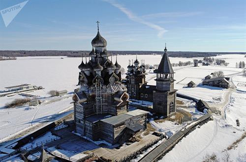 Nhà thờ Chúa Jesus có tên Transfiguration là phần nổi bật nhất của Kizhi Pogost, một công trình bảo tàng mở bằng gỗ xây từ thế kỷ 17, 18 trên Hồ Onega thuộc nước Cộng hòa Karelia, Nga, ngày nay. Nhà thờ Chính thống giáo của Nga này có 22 mái vòm, cao 37m, được UNESCO công nhận là Di sản Thế giới năm 1990.