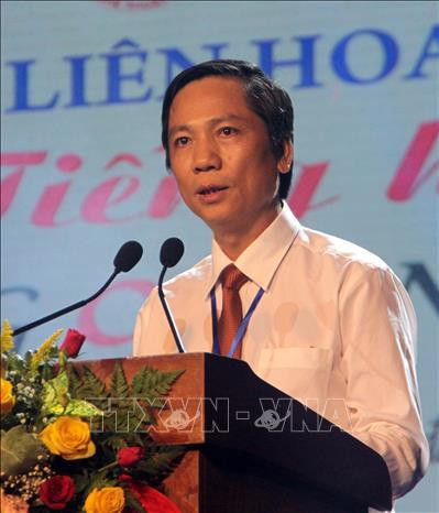 Ông Hoàng Nam, Phó Chủ tịch Ủy ban nhân dân tỉnh Quảng Trị phát biểu tại Lễ khai mạc liên hoan “Tiếng hát Đường 9 xanh” năm 2019. Ảnh: Trịnh Bang Nhiệm - TTXVN Ông Hoàng Nam, Phó Chủ tịch Ủy ban nhân dân tỉnh Quảng Trị phát biểu tại Lễ khai mạc liên hoan “Tiếng hát Đường 9 xanh” năm 2019. Ảnh: Trịnh Bang Nhiệm - TTXVN