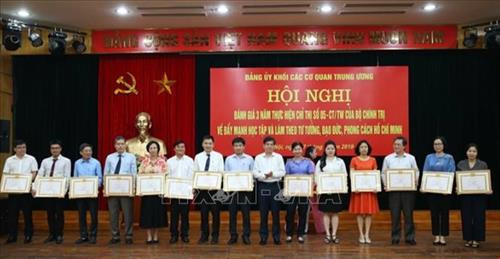 Phó bí thư Đảng ủy Khối các cơ quan Đỗ Ngọc An trao Bằng khen của Đảng ủy Khối các cơ quan Trung ương cho các cá nhân có thành tích xuất sắc trong học tập và làm theo tư tưởng, đạo đức, phong cách Hồ Chí Minh giai đoạn 2016-2018. Ảnh: Dương Giang - TTXVN Phó bí thư Đảng ủy Khối các cơ quan Đỗ Ngọc An trao Bằng khen của Đảng ủy Khối các cơ quan Trung ương cho các cá nhân có thành tích xuất sắc trong học tập và làm theo tư tưởng, đạo đức, phong cách Hồ Chí Minh giai đoạn 2016-2018. Ảnh: Dương Giang - TTXVN