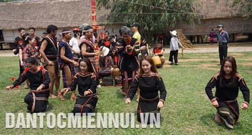 Sau khi thực hiện các nghi lễ, mọi người cùng vui trong ngày hội. Ảnh: H.Hải