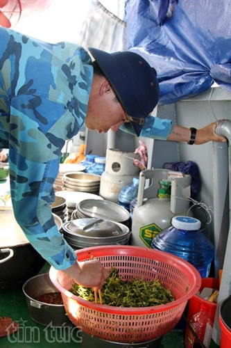 Cơm ngon, canh ngọt giữa biển Trường Sa ảnh 5