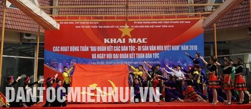 Các tiết mục biểu diễn văn nghệ chào mừng ngày hội. Ảnh: Nam Sương