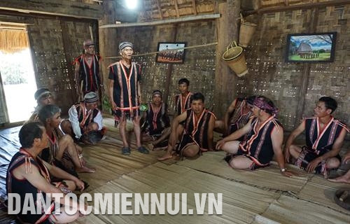 Già làng bàn bạc với dân làng ở nhà Rông để chuẩn bị tổ chức Lễ cúng bến nước. Ảnh: Nam Sương