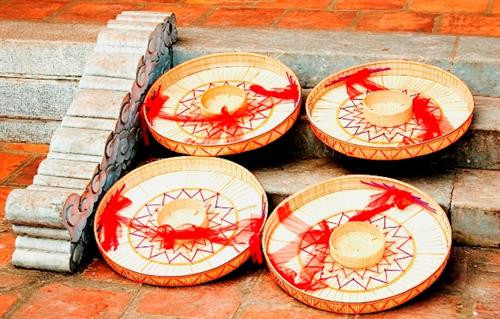 Nón quai thao làng Chuông. Nón quai thao làng Chuông.