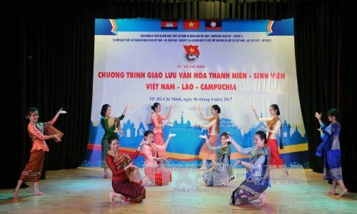 Một tiết mục múa truyền thống do các sinh viên Lào trình diễn. Ảnh: An Hiếu - TTXVN.
