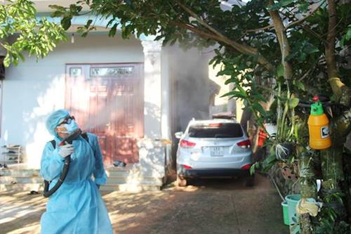 Trung tâm Y tế thị xã Gia Nghĩa phun hóa chất diệt muỗi tại phường Nghĩa Thành ( Đắk Nông). Ảnh :t5g.org.vn Trung tâm Y tế thị xã Gia Nghĩa phun hóa chất diệt muỗi tại phường Nghĩa Thành ( Đắk Nông). Ảnh :t5g.org.vn