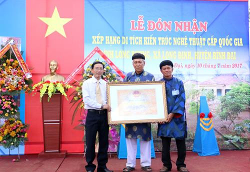 Ông Trương Quốc Phong (trái), Giám đốc Sở Văn hóa, Thể thao và Du lịch Bến Tre, trao Bằng công nhận di tích kiến trúc nghệ thuật cấp quốc gia Đình Long Phụng cho đại diện Ban khánh tiết Đình Long Phụng. Ông Trương Quốc Phong (trái), Giám đốc Sở Văn hóa, Thể thao và Du lịch Bến Tre, trao Bằng công nhận di tích kiến trúc nghệ thuật cấp quốc gia Đình Long Phụng cho đại diện Ban khánh tiết Đình Long Phụng.