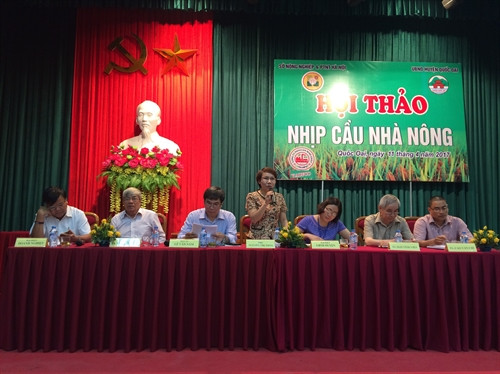 Đại diện các ban ngành, các nhà khoa học trả lời giải đáp các thắc mắc của bà con nông dân. Ảnh: Phan Ngọc Đức