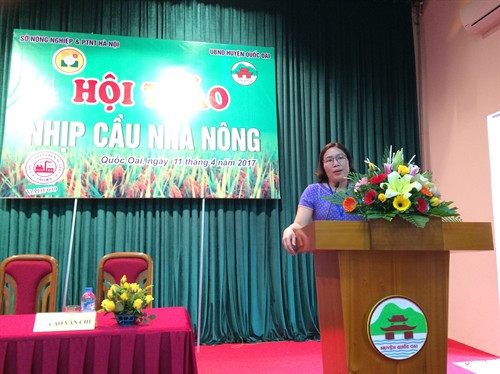 Bà Nguyễn Thị Thoa - Trưởng phòng trồng trọt sở NN&PTNN lên đọc diễn văn khai mạc hội thảo. Ảnh: Phan Ngọc Đức