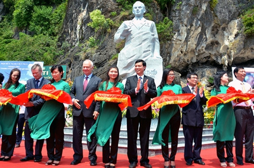 Các đại biểu cắt băng khánh thành tượng đài Anh hùng phi công vũ trụ Gherman Titov tại Vịnh Hạ Long Các đại biểu cắt băng khánh thành tượng đài Anh hùng phi công vũ trụ Gherman Titov tại Vịnh Hạ Long