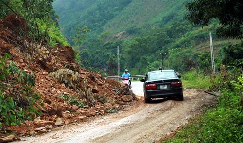 Do ảnh hưởng của mưa lớn nhiều ngày qua, trên quốc lộ 2C đoạn qua các xã Phú Thịnh và xã Đạo Viện, huyện Yên Sơn, tỉnh Tuyên Quang xuất hiện nhiều điểm sạt lở nghiêm trọng gây mất an toàn giao thông và ảnh hưởng đến việc đi lại của người dân mỗi khi lưu thông trên tuyến đường này. Trong ảnh: Điểm sạt lở taluy dương trên quốc lộ 2C địa phận xã Phú Thịnh, huyện Yên Sơn, tỉnh Tuyên Quang. Ảnh: Quang Cường - TTXVN Do ảnh hưởng của mưa lớn nhiều ngày qua, trên quốc lộ 2C đoạn qua các xã Phú Thịnh và xã Đạo Viện, huyện Yên Sơn, tỉnh Tuyên Quang xuất hiện nhiều điểm sạt lở nghiêm trọng gây mất an toàn giao thông và ảnh hưởng đến việc đi lại của người dân mỗi khi lưu thông trên tuyến đường này. Trong ảnh: Điểm sạt lở taluy dương trên quốc lộ 2C địa phận xã Phú Thịnh, huyện Yên Sơn, tỉnh Tuyên Quang. Ảnh: Quang Cường - TTXVN