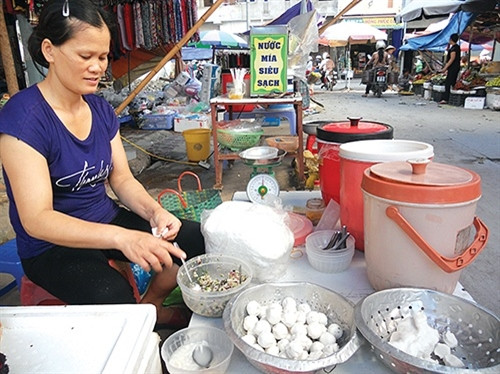 Từng lớp bánh hòn đem xếp dần vào chõ đang nghi ngút hơi nước nóng. Từng lớp bánh hòn đem xếp dần vào chõ đang nghi ngút hơi nước nóng.