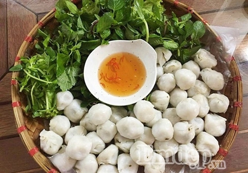 Bánh có tên gọi là bánh hòn vì hình dáng của bánh giống hòn bi ve nhưng lớn hơn cỡ gấp 4 - 5 lần. Bánh có tên gọi là bánh hòn vì hình dáng của bánh giống hòn bi ve nhưng lớn hơn cỡ gấp 4 - 5 lần.