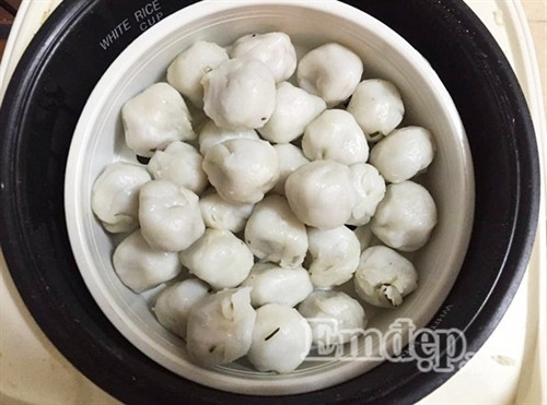Bánh hòn được nặn bằng quả ổi con, cho nhân vào giữa rồi bịt kín miệng lại như quả bóng bàn. Bánh hòn được nặn bằng quả ổi con, cho nhân vào giữa rồi bịt kín miệng lại như quả bóng bàn.