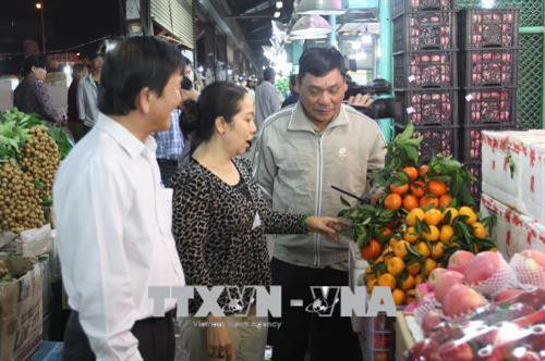 Đoàn công tác liên ngành thành phố Hồ Chí Minh kiểm tra tình hình hoạt động kinh doanh tại chợ đầu mối Thủ Đức. Ảnh: Thanh Vũ - TTXVN
