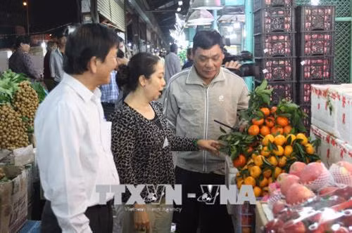 Đoàn công tác liên ngành thành phố Hồ Chí Minh kiểm tra tình hình hoạt động kinh doanh tại chợ đầu mối Thủ Đức. Ảnh: Thanh Vũ - TTXVN