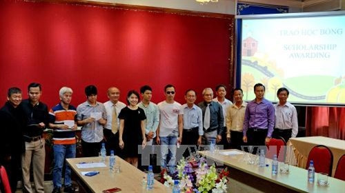 Các VĐV khiếm thị thuộc CLB bóng đá khiếm thị Sài Gòn nhận học bổng. Ảnh: Thế Anh-TTXVN