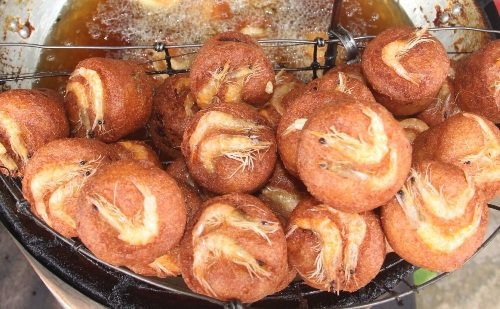 Bánh cống - món ăn không thể bỏ qua khi ghé Sóc Trăng. Ảnh: Ngọc Quí