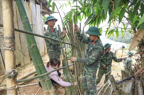 Các chiến sĩ cùng giáo viên làm lại hàng rào cho điểm trường. Ảnh: Xuân Tư – TTXVN Các chiến sĩ cùng giáo viên làm lại hàng rào cho điểm trường. Ảnh: Xuân Tư – TTXVN
