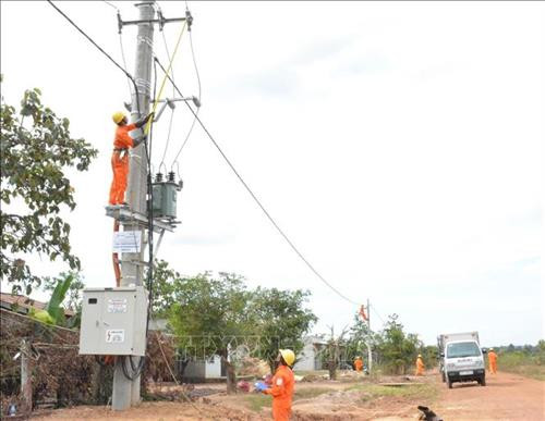 Đường dây trung hạ áp và trạm biến áp cấp điện cho hơn 40 hộ dân thôn Nà Ven. Ảnh: Tuấn Anh - TTXVN Đường dây trung hạ áp và trạm biến áp cấp điện cho hơn 40 hộ dân thôn Nà Ven. Ảnh: Tuấn Anh - TTXVN