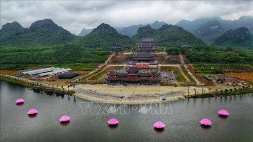 Quần thể chùa có diện tích khoảng 5.100 ha, với gần 1.000 ha hồ nước, 3.000 ha núi đá, rừng tự nhiên… cùng nhiều thung lũng, 3 mặt bao bọc bởi núi, trước là hồ Tam Chúc với 6 quả núi nhỏ. Ảnh: Thành Đạt - TTXVN Ba pho tượng Phật bằng đồng dát đồng đen, mỗi bức nặng 200 tấn đặt giữa trung tâm điện Tam Thế. Ảnh: Thành Đạt – TTXVN Trung tâm Hội nghị quốc tế được xây dựng nổi trên mặt hồ cao 31 m. Ảnh: Thành Đạt – TTXVN Điện Tam thế đã cơ bản hoàn thành. Ảnh: Thành Đạt – TTXVN Quần thể chùa Tam Chúc nhìn từ xa. Ảnh: Thành Đạt – TTXVN Quần thể chùa có diện tích khoảng 5.100 ha, với gần 1.000 ha hồ nước, 3.000 ha núi đá, rừng tự nhiên… cùng nhiều thung lũng, 3 mặt bao bọc bởi núi, trước là hồ Tam Chúc với 6 quả núi nhỏ. Ảnh: Thành Đạt – TTXVN Buổi tập huấn cho các tình nguyện viên phục vụ Đại lễ Vesak 2019. Ảnh: Thành Đạt – TTXVN Cờ của các quốc gia tham dự được treo trang trọng trước thềm Đại lễ Vesak 2019. Ảnh: Thành Đạt – TTXVN Chùa Tam Chúc được xây dựng đặc biệt với 12.000 bức tranh đá miêu tả các sự tích của Đức Phật được những nghệ nhân tạc bằng đá núi lửa ở Indonesia. Ảnh: Thành Đạt - TTXVN Quần thể chùa có diện tích khoảng 5.100 ha, với gần 1.000 ha hồ nước, 3.000 ha núi đá, rừng tự nhiên… cùng nhiều thung lũng, 3 mặt bao bọc bởi núi, trước là hồ Tam Chúc với 6 quả núi nhỏ. Ảnh: Thành Đạt - TTXVN Ba pho tượng Phật bằng đồng dát đồng đen, mỗi bức nặng 200 tấn đặt giữa trung tâm điện Tam Thế. Ảnh: Thành Đạt – TTXVN Trung tâm Hội nghị quốc tế được xây dựng nổi trên mặt hồ cao 31 m. Ảnh: Thành Đạt – TTXVN Điện Tam thế đã cơ bản hoàn thành. Ảnh: Thành Đạt – TTXVN Quần thể chùa Tam Chúc nhìn từ xa. Ảnh: Thành Đạt – TTXVN Quần thể chùa có diện tích khoảng 5.100 ha, với gần 1.000 ha hồ nước, 3.000 ha núi đá, rừng tự nhiên… cùng nhiều thung lũng, 3 mặt bao bọc bởi núi, trước là hồ Tam Chúc với 6 quả núi nhỏ. Ảnh: Thành Đạt – TTXVN Buổi tập huấn cho các tình nguyện viên phục vụ Đại lễ Vesak 2019. Ảnh: Thành Đạt – TTXVN Cờ của các quốc gia tham dự được treo trang trọng trước thềm Đại lễ Vesak 2019. Ảnh: Thành Đạt – TTXVN Chùa Tam Chúc được xây dựng đặc biệt với 12.000 bức tranh đá miêu tả các sự tích của Đức Phật được những nghệ nhân tạc bằng đá núi lửa ở Indonesia. Ảnh: Thành Đạt - TTXVN
