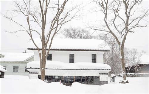 Đường đi, lối vào các ngôi nhà trong làng Kaitaku phủ đầy tuyết trắng. Ảnh: Thành Hữu - PV TTXVN tại Nhật Bản Tháp chuông của làng Kaitaku bên cạnh một ngôi nhà theo kiến trúc truyền thống Nhật Bản. Ảnh: Thành Hữu - PV TTXVN tại Nhật Bản Một quán mì Soba trong làng Kaitaku với thiết kế theo kiến trúc truyền thống Nhật Bản. Ảnh: Thành Hữu - PV TTXVN tại Nhật Bản Vào tháng 2, làng Kaitaku được bao phủ bởi lớp tuyết trắng. Ảnh: Thành Hữu - PV TTXVN tại Nhật Bản Một quán trà trong làng Kaitaku được bao phủ bởi tuyết trắng. Ảnh: Thành Hữu - PV TTXVN tại Nhật Bản Mái vòm và tường gỗ với các ô cửa trấn song dọc là kiểu kiến trúc tiêu biểu trong các ngôi đền của Nhật Bản. Ảnh: Thành Hữu - PV TTXVN tại Nhật Bản Bếp than hồng để sưởi ấm hoặc nướng đồ ăn là đặc trưng nổi bật của một ngôi nhà truyền thống tại Hokkaido. Ảnh: Thành Hữu - PV TTXVN tại Nhật Bản Bên trong một ngôi nhà truyền thống tại Hokkaido. Ảnh: Thành Hữu - PV TTXVN tại Nhật Bản Kiến trúc hiện đại phương Tây tại làng Kaitaku. Ảnh: Thành Hữu - PV TTXVN tại Nhật Bản Ngôi nhà theo phong cách truyền thống tại làng Kaitaku. Ảnh: Thành Hữu - PV TTXVN tại Nhật Bản Ngôi nhà thiết kế theo kiến trúc phương Tây trong làng Kaitaku. Ảnh: Thành Hữu - PV TTXVN tại Nhật Bản Nhà thờ Công giáo nhỏ tại làng Kaitaku. Ảnh: Thành Hữu - PV TTXVN tại Nhật Bản Đường trong làng Kaitaku phủ đầy tuyết trắng. Ảnh: Thành Hữu - PV TTXVN tại Nhật Bản Đường đi, lối vào các ngôi nhà trong làng Kaitaku phủ đầy tuyết trắng. Ảnh: Thành Hữu - PV TTXVN tại Nhật Bản Tháp chuông của làng Kaitaku bên cạnh một ngôi nhà theo kiến trúc truyền thống Nhật Bản. Ảnh: Thành Hữu - PV TTXVN tại Nhật Bản Một quán mì Soba trong làng Kaitaku với thiết kế theo kiến trúc truyền thống Nhật Bản. Ảnh: Thành Hữu - PV TTXVN tại Nhật Bản Vào tháng 2, làng Kaitaku được bao phủ bởi lớp tuyết trắng. Ảnh: Thành Hữu - PV TTXVN tại Nhật Bản Một quán trà trong làng Kaitaku được bao phủ bởi tuyết trắng. Ảnh: Thành Hữu - PV TTXVN tại Nhật Bản Mái vòm và tường gỗ với các ô cửa trấn song dọc là kiểu kiến trúc tiêu biểu trong các ngôi đền của Nhật Bản. Ảnh: Thành Hữu - PV TTXVN tại Nhật Bản Bếp than hồng để sưởi ấm hoặc nướng đồ ăn là đặc trưng nổi bật của một ngôi nhà truyền thống tại Hokkaido. Ảnh: Thành Hữu - PV TTXVN tại Nhật Bản Bên trong một ngôi nhà truyền thống tại Hokkaido. Ảnh: Thành Hữu - PV TTXVN tại Nhật Bản Kiến trúc hiện đại phương Tây tại làng Kaitaku. Ảnh: Thành Hữu - PV TTXVN tại Nhật Bản Ngôi nhà theo phong cách truyền thống tại làng Kaitaku. Ảnh: Thành Hữu - PV TTXVN tại Nhật Bản Ngôi nhà thiết kế theo kiến trúc phương Tây trong làng Kaitaku. Ảnh: Thành Hữu - PV TTXVN tại Nhật Bản Nhà thờ Công giáo nhỏ tại làng Kaitaku. Ảnh: Thành Hữu - PV TTXVN tại Nhật Bản Đường trong làng Kaitaku phủ đầy tuyết trắng. Ảnh: Thành Hữu - PV TTXVN tại Nhật Bản