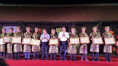 Ban tổ chức trao bằng khen cho các nghệ nhân tham gia trưng bày. Ảnh: Đinh Thuận - TTXVN