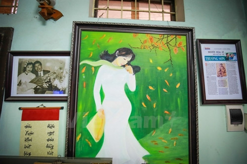 Trong căn phòng nhỏ, ông treo nhiều tranh sơn dầu do chính ông vẽ và cả những bài báo viết về ông. Ông tâm sự, vẽ báo tường chỉ là niềm vui giúp ông kiếm đồng ra đồng vào chứ không muốn ai theo ‘nghề’ này. (Ảnh: Minh Sơn/Vietnam+) Trong căn phòng nhỏ, ông treo nhiều tranh sơn dầu do chính ông vẽ và cả những bài báo viết về ông. Ông tâm sự, vẽ báo tường chỉ là niềm vui giúp ông kiếm đồng ra đồng vào chứ không muốn ai theo ‘nghề’ này. (Ảnh: Minh Sơn/Vietnam+)