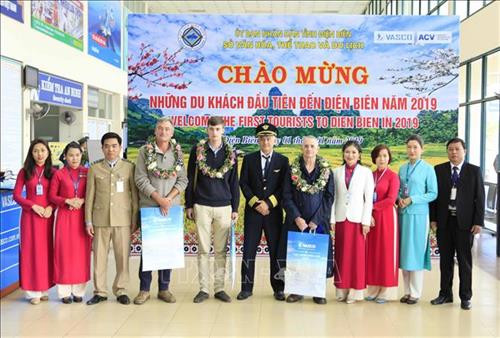 Lãnh đạo Sở Văn hóa, Thể thao và Du lịch tỉnh Điện Biên tặng quà lưu niệm cho các vị khách. Ảnh: Xuân Tư – TTXVN Lãnh đạo Sở Văn hóa, Thể thao và Du lịch tỉnh Điện Biên tặng quà lưu niệm cho các vị khách. Ảnh: Xuân Tư – TTXVN