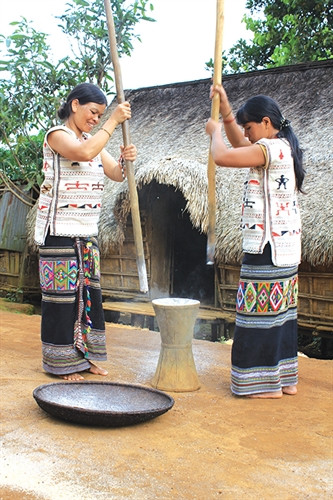 Bộ quần áo phụ nữ Mạ được dệt hoa văn thổ cẩm, mang đậm nét đặc sắc tộc người. Bộ quần áo phụ nữ Mạ được dệt hoa văn thổ cẩm, mang đậm nét đặc sắc tộc người.