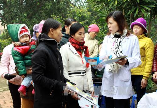 Nhân viên y tế cung cấp dịch vụ chăm sóc sức khỏe sinh sản cho phụ nữ xã Minh Quang, huyện miền núi Ba Vì . Ảnh:TTXVN Nhân viên y tế cung cấp dịch vụ chăm sóc sức khỏe sinh sản cho phụ nữ xã Minh Quang, huyện miền núi Ba Vì . Ảnh:TTXVN