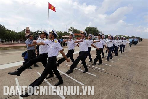 Chiến sĩ đảo Cô Lin ngày đêm nâng cao cảnh giác, canh giữ biển trời của Tổ quốc. Ảnh: Trần Việt Một buổi huấn luyện đội ngũ của cán bộ, chiến sĩ đảo Trường Sa Lớn. Ảnh: Trần Việt Chùa trên đảo Song Tử Tây có phong cách chùa Việt truyền thống, là ngôi chùa lớn nhất ở huyện đảo Trường Sa. Ảnh: Trần Việt Chùa trên đảo Song Tử Tây có phong cách chùa Việt truyền thống, là ngôi chùa lớn nhất ở huyện đảo Trường Sa Dự án trồng rau xanh nhà kính được triển khai tại đảo Sơn Ca với 2 khu nhà kính do Viện khoa học nông nghiệp miền Nam thực hiện và bàn giao cho đơn vị, đảm bảo cơ bản nhu cầu về rau xanh cho đảo Sơn Ca cũng như các đảo khác ở Trường Sa. Ảnh: Trần Việt Các chiến sĩ đảo Trường Sa Lớn duy trì thường xuyên các hoạt động thể thao để rèn luyện sức khỏe và nâng cao đời sống tinh thần. Ảnh: Trần Việt Chiến sĩ đảo Cô Lin ngày đêm nâng cao cảnh giác, canh giữ biển trời của Tổ quốc. Ảnh: Trần Việt Một buổi huấn luyện đội ngũ của cán bộ, chiến sĩ đảo Trường Sa Lớn. Ảnh: Trần Việt Chùa trên đảo Song Tử Tây có phong cách chùa Việt truyền thống, là ngôi chùa lớn nhất ở huyện đảo Trường Sa. Ảnh: Trần Việt Chùa trên đảo Song Tử Tây có phong cách chùa Việt truyền thống, là ngôi chùa lớn nhất ở huyện đảo Trường Sa Dự án trồng rau xanh nhà kính được triển khai tại đảo Sơn Ca với 2 khu nhà kính do Viện khoa học nông nghiệp miền Nam thực hiện và bàn giao cho đơn vị, đảm bảo cơ bản nhu cầu về rau xanh cho đảo Sơn Ca cũng như các đảo khác ở Trường Sa. Ảnh: Trần Việt Các chiến sĩ đảo Trường Sa Lớn duy trì thường xuyên các hoạt động thể thao để rèn luyện sức khỏe và nâng cao đời sống tinh thần. Ảnh: Trần Việt
