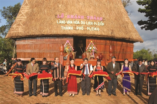 Làng văn hóa du lịch Plei Ốp là làng của đồng bào Jrai, nằm ở trung tâm thành phố Pleiku, có nhiều tiềm năng để phát triển du lịch