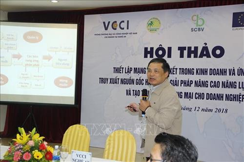 PGS.TS Nguyễn Quốc Thịnh, Trưởng bộ môn Quản trị thương hiệu - Đại học Thương mại, trình bày tại Hội thảo “Thiết lập mạng lưới liên kết trong kinh doanh và Ứng dụng truy xuất nguồn gốc hàng hóa: Giải pháp nâng cao năng lực cạnh tranh và tạo thuận lợi thương mại cho doanh nghiệp” do Chi nhánh Phòng Thương mại và Công nghiệp Việt Nam tại Nghệ An (VCCI Nghệ An) tổ chức. Ảnh: Bích Huệ - TTXVN. PGS.TS Nguyễn Quốc Thịnh, Trưởng bộ môn Quản trị thương hiệu - Đại học Thương mại, trình bày tại Hội thảo “Thiết lập mạng lưới liên kết trong kinh doanh và Ứng dụng truy xuất nguồn gốc hàng hóa: Giải pháp nâng cao năng lực cạnh tranh và tạo thuận lợi thương mại cho doanh nghiệp” do Chi nhánh Phòng Thương mại và Công nghiệp Việt Nam tại Nghệ An (VCCI Nghệ An) tổ chức. Ảnh: Bích Huệ - TTXVN.