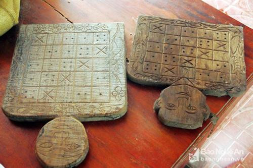 Bộ lịch cổ xem ngày lành tháng tốt vẫn được người Thái ở Nghệ An dùng. Ảnh: Hữu Vi Bộ lịch cổ xem ngày lành tháng tốt vẫn được người Thái ở Nghệ An dùng. Ảnh: Hữu Vi