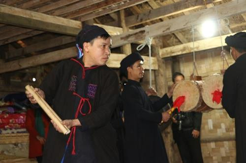 Thầy cúng nhảy một vòng theo chiều kim đồng hồ.