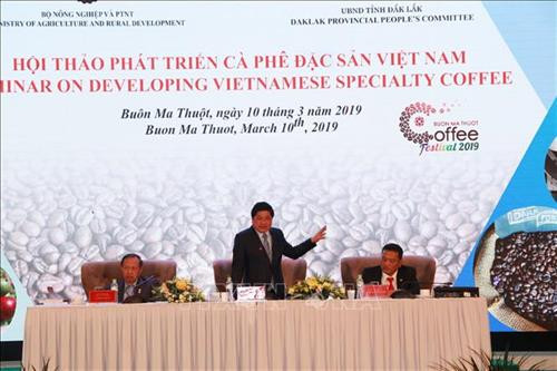 Thứ trưởng Bộ NN và PTNT Lê Quốc Doanh (giữa) phát biểu tại hội thảo. Ảnh: Phạm Cường-TTXVN Thứ trưởng Bộ NN và PTNT Lê Quốc Doanh (giữa) phát biểu tại hội thảo. Ảnh: Phạm Cường-TTXVN