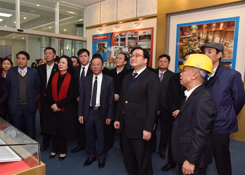 Chiều 25/2/2017, trong chuyến thăm, làm việc tại Sơn La, đồng chí Hoàng Trung Hải, Ủy viên Bộ Chính trị, Bí thư Thành ủy Hà Nội và đoàn công tác Thành ủy Hà Nội đến thăm nhà máy thủy điện Sơn La. Ảnh: Nguyễn Chiến – TTXVN. Ảnh: Nguyễn Chiến- TTXVN