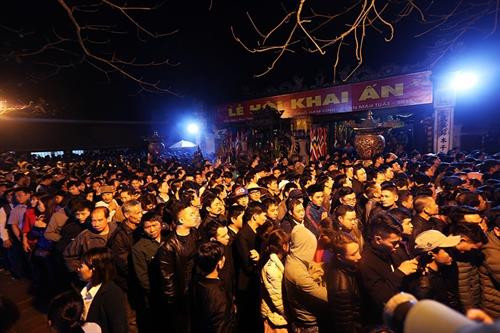 Du khách xếp hàng trật tự chờ đến lượt phát ấn tại Đền Trần (Nam Định). Ảnh: Trọng Đạt-TTXVN Du khách xếp hàng trật tự chờ đến lượt phát ấn tại Đền Trần (Nam Định). Ảnh: Trọng Đạt-TTXVN