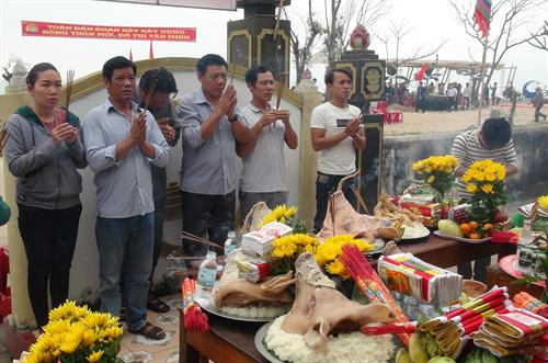 Lễ Cầu Ngư ra quân đánh bắt hải sản ở vùng biển Cảnh Dương. Ảnh Đức Thọ - TTXVN