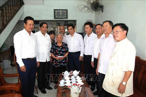 Trưởng ban Tổ chức Trung ương Phạm Minh Chính thăm hỏi, tặng quà gia đình bà Xuân Thị Yên, là vợ liệt sĩ ở tổ 14, phường Trần Phú, thành phố Hà Giang (Hà Giang). Ảnh: Minh Tâm - TTXVN Trưởng ban Tổ chức Trung ương Phạm Minh Chính thăm hỏi, tặng quà gia đình bà Xuân Thị Yên, là vợ liệt sĩ ở tổ 14, phường Trần Phú, thành phố Hà Giang (Hà Giang). Ảnh: Minh Tâm - TTXVN