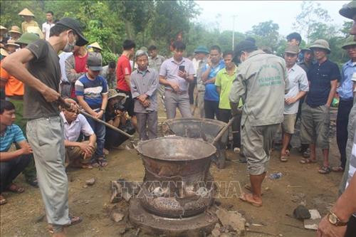 Nung đồng ở nhiệt độ cao được xem là khâu vất vả nhất. Ảnh: Khiếu Tư- TTXVN Khối đồng hợp nhất nóng hàng nghìn độ C trong nồi được rót từ từ vào khuôn trống đồng. Ảnh: Khiếu Tư- TTXVN Sau 30 phút, khuôn trống được dỡ bỏ dần. Khiếu Tư- TTXVN Các nghệ nhân đang hoàn thiện những khâu cuối cùng của sản phẩm. Ảnh: Khiếu Tư- TTXVN Khi lò lửa đến độ thăng hoa cũng là lúc đồng được nung chảy hoàn toàn. Ảnh: Khiếu Tư- TTXVN Nung đồng ở nhiệt độ cao được xem là khâu vất vả nhất. Ảnh: Khiếu Tư- TTXVN Khối đồng hợp nhất nóng hàng nghìn độ C trong nồi được rót từ từ vào khuôn trống đồng. Ảnh: Khiếu Tư- TTXVN Sau 30 phút, khuôn trống được dỡ bỏ dần. Khiếu Tư- TTXVN Các nghệ nhân đang hoàn thiện những khâu cuối cùng của sản phẩm. Ảnh: Khiếu Tư- TTXVN Khi lò lửa đến độ thăng hoa cũng là lúc đồng được nung chảy hoàn toàn. Ảnh: Khiếu Tư- TTXVN
